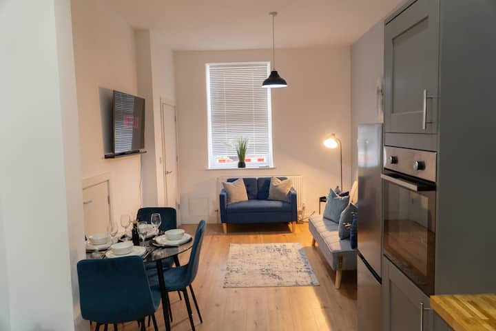 Stylish 3-bed Home|co-op Live &Etihad+free Parking - Oldham