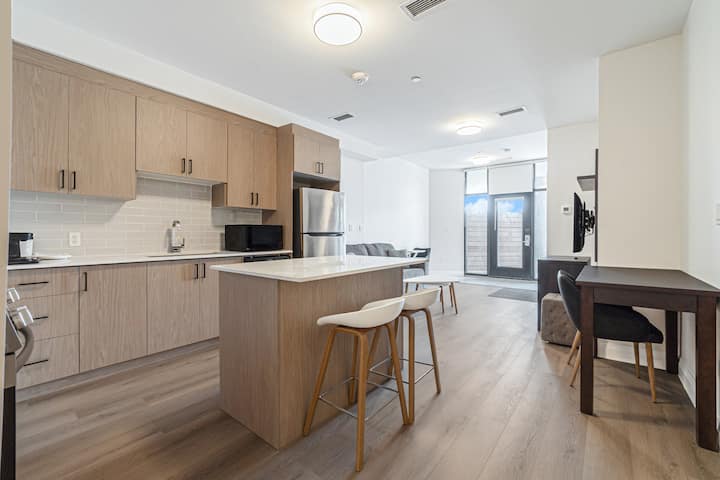 Modern Fully Furnished 2 Bedroom Apartment Unit 4 - Pickering