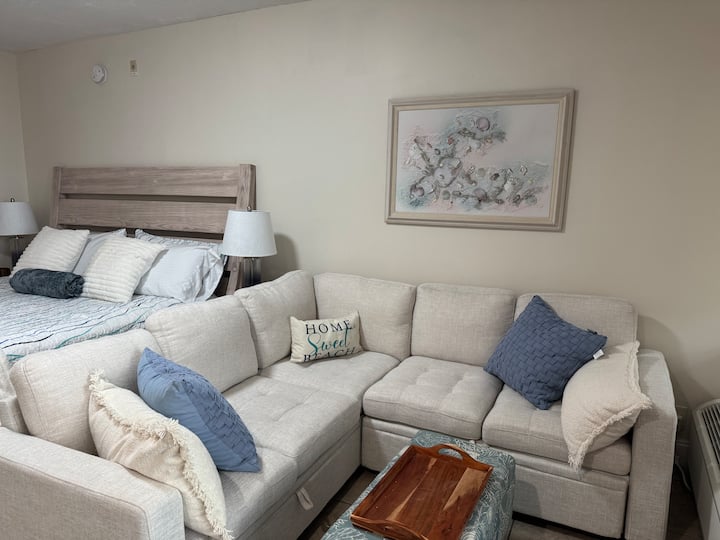 Poolside Oceanfront Daytona Beach Condo - Daytona Beach, FL