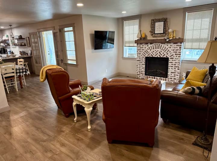 Storybook Cottage - Gothenburg, NE