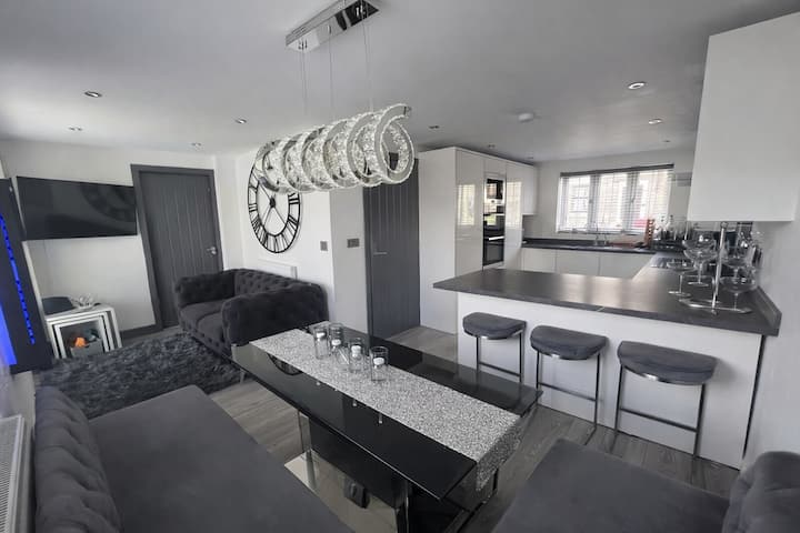 Luxury 5 Bed House In Saddleworth - Glossop