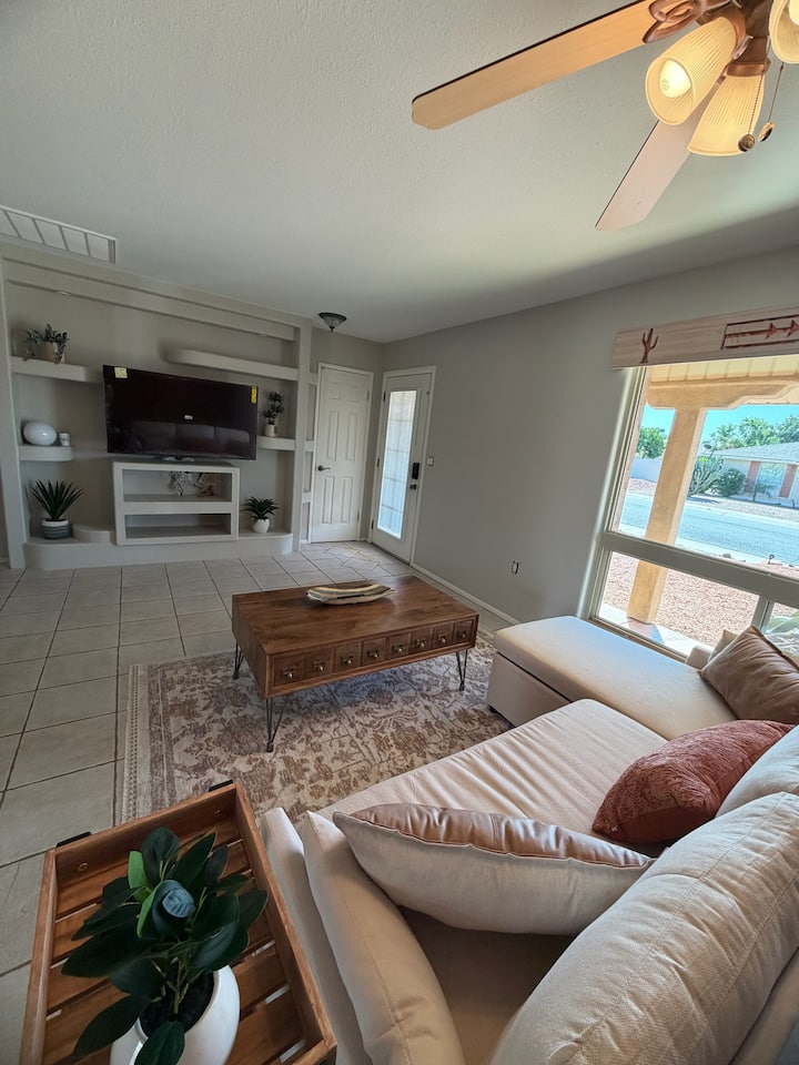 Beautiful And Relaxing Sun City Home - Sun City, AZ