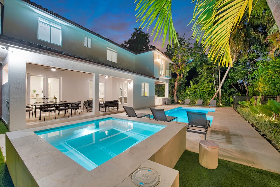 Villa Granada pool