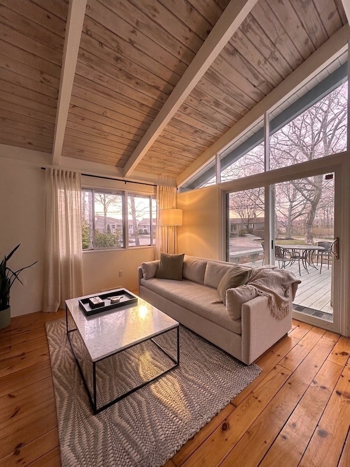Charming Falmouth Beach Bungalow Across From Water - Bristol Beach, Falmouth