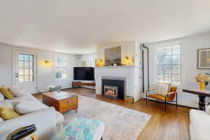 3br Renovated Farmhouse:  Near Skiing & Hiking - Waterbury, VT