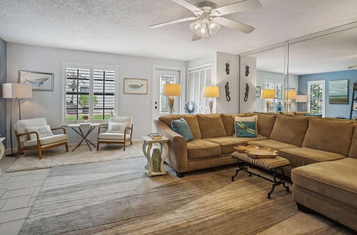 Beachfront Townhome. 2 Bedrm With Full W/d & Pool - Delray Beach, FL