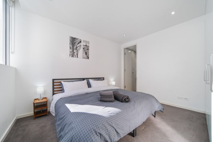 Second bedroom with a versatile king bed that converts into two singles (pn request), perfect for families or groups. Comfortable bedding and flexible layout make it ideal for a convenient and adaptable Sydney short-term stay.