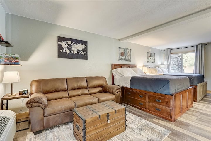 Adventure Trails: Peaceful Golf View Getaway+hotub - Wisconsin Dells, WI