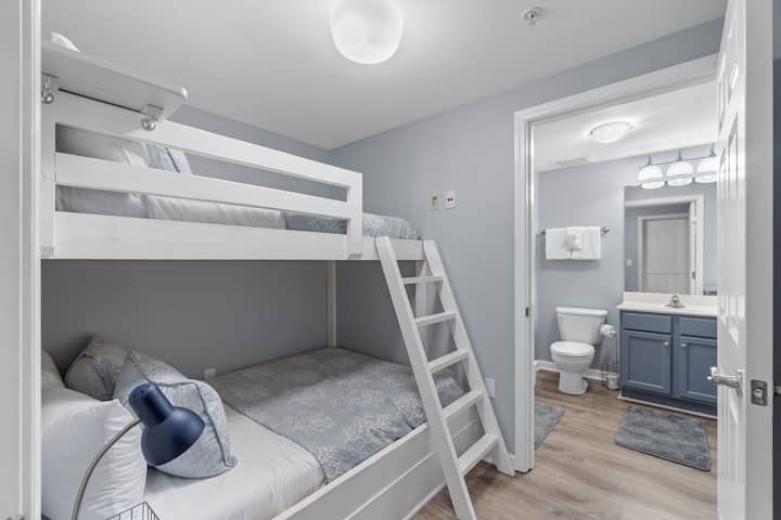Guest Bedroom, Singel/Full bunk beds.  Newly renovated with Ensuite.