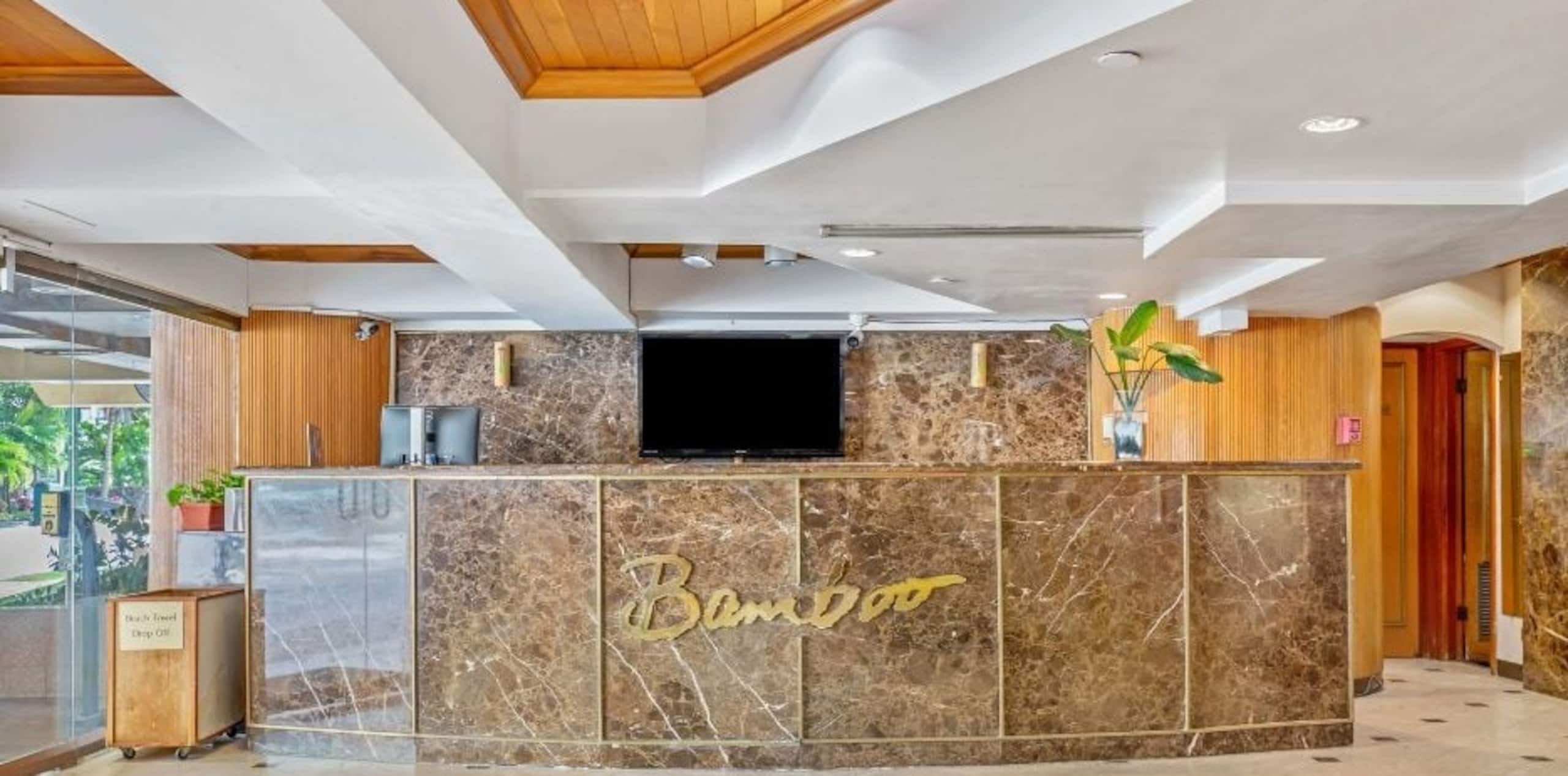Honolulu Beach Studio | 3 Lanais | Sleeps 3 | Pool - Image 28