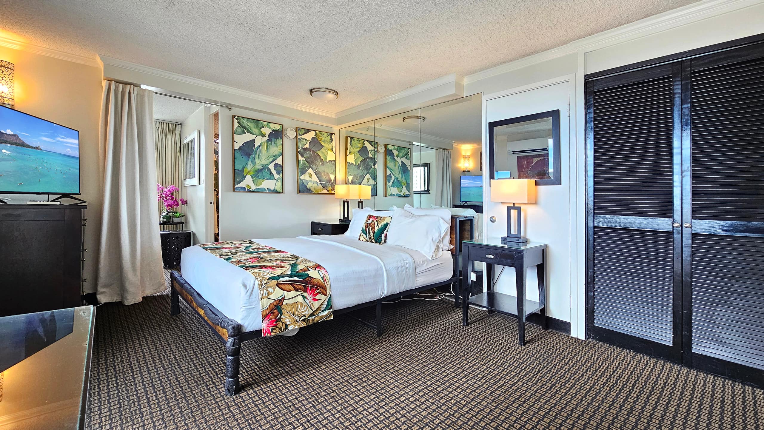 Honolulu Beach Studio | 3 Lanais | Sleeps 3 | Pool - Image 38