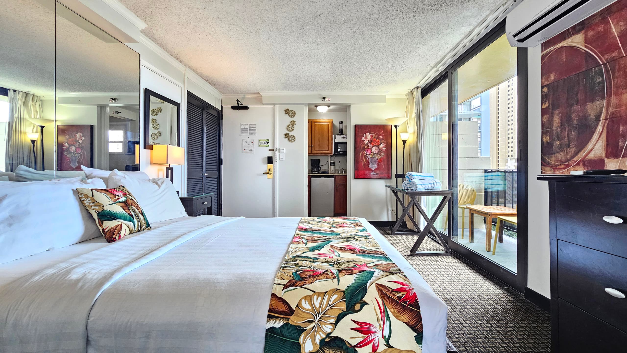 Honolulu Beach Studio | 3 Lanais | Sleeps 3 | Pool - Image 1
