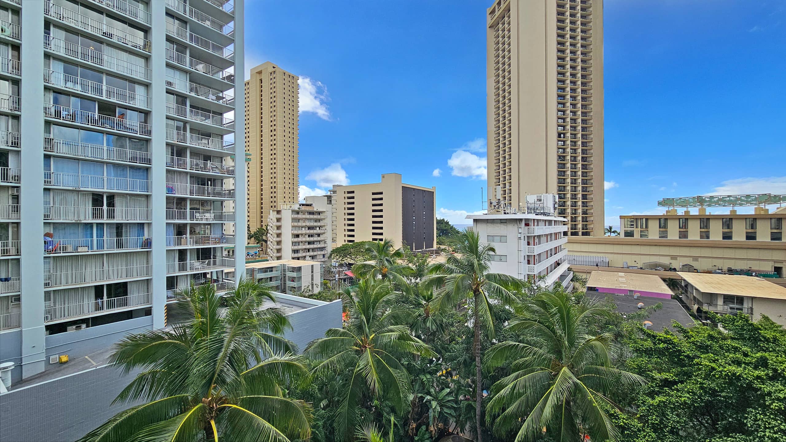 Honolulu Beach Studio | 3 Lanais | Sleeps 3 | Pool - Image 15