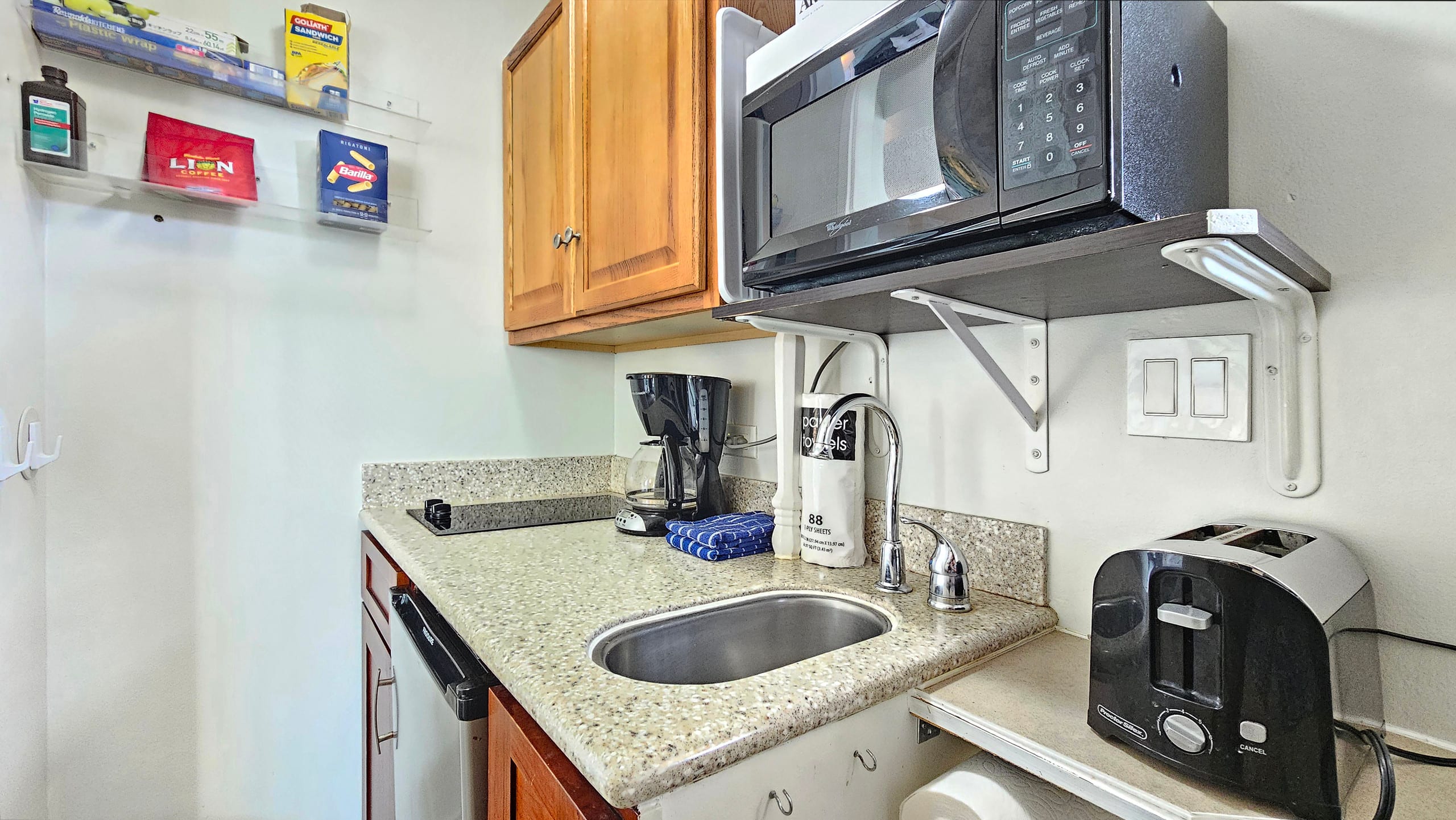 Honolulu Beach Studio | 3 Lanais | Sleeps 3 | Pool - Image 5