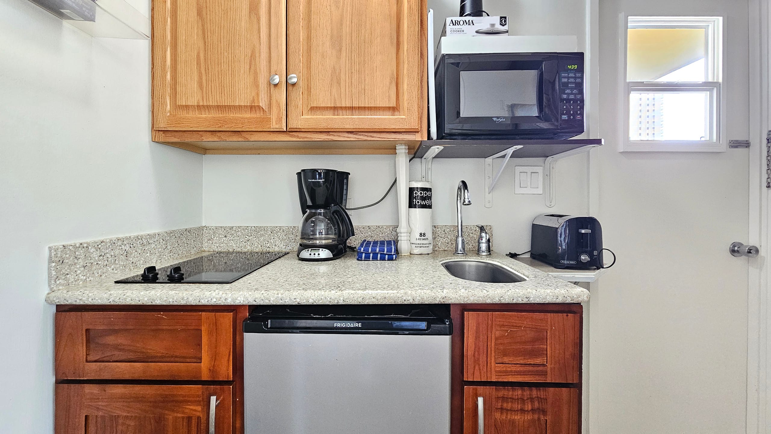 Honolulu Beach Studio | 3 Lanais | Sleeps 3 | Pool - Image 3