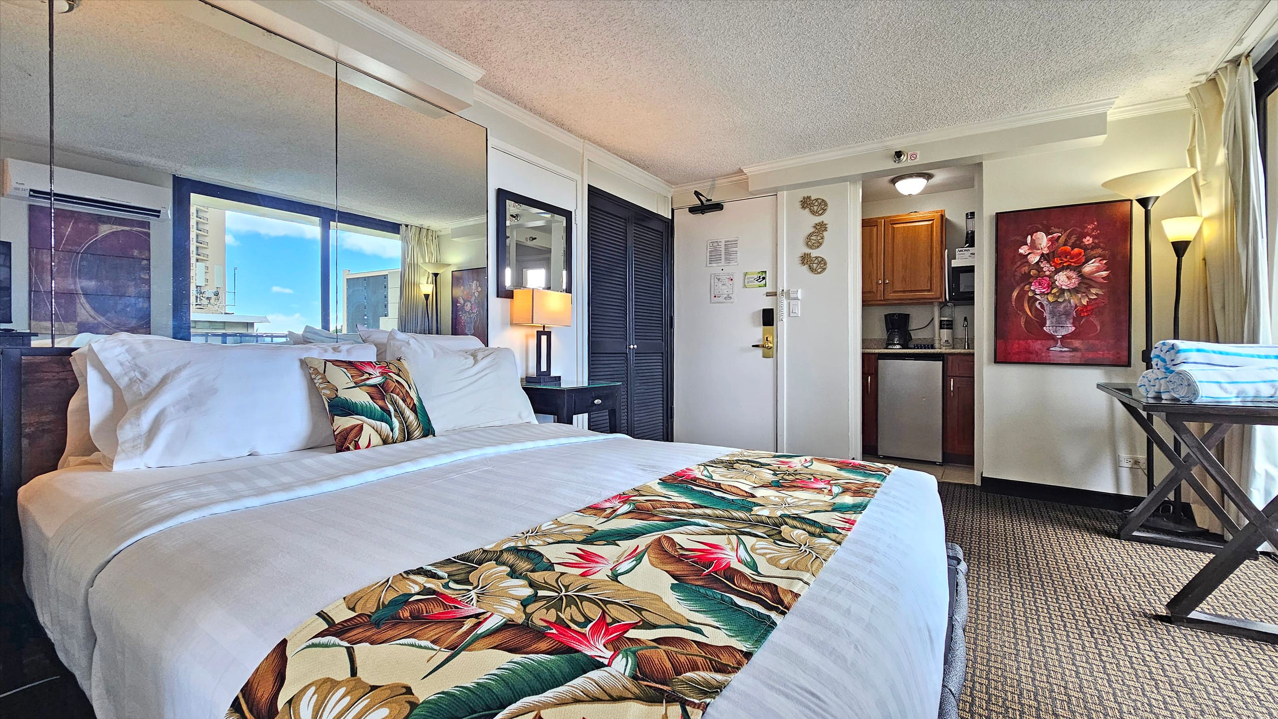 Honolulu Beach Studio | 3 Lanais | Sleeps 3 | Pool - Image 35