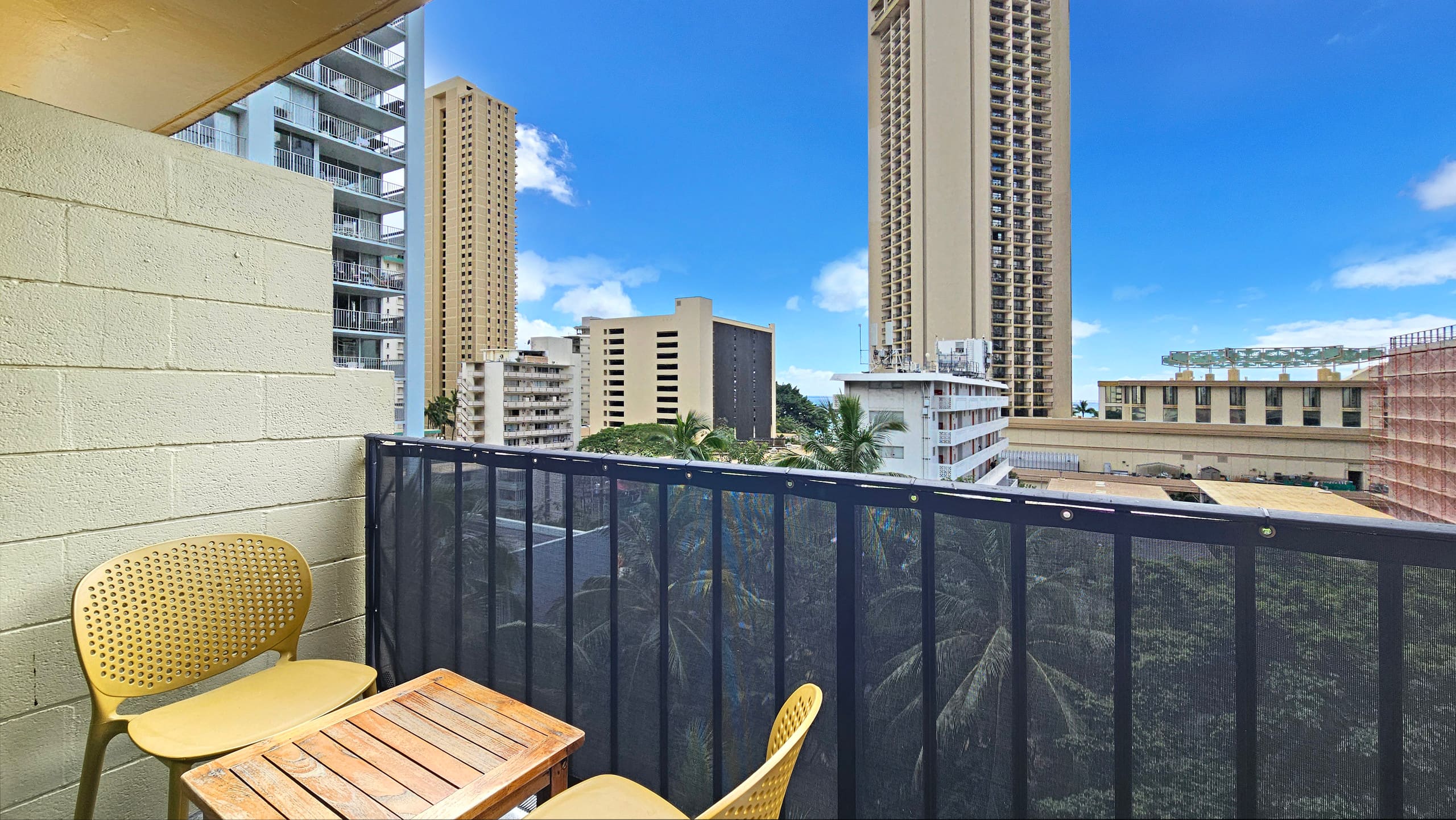 Honolulu Beach Studio | 3 Lanais | Sleeps 3 | Pool - Image 14