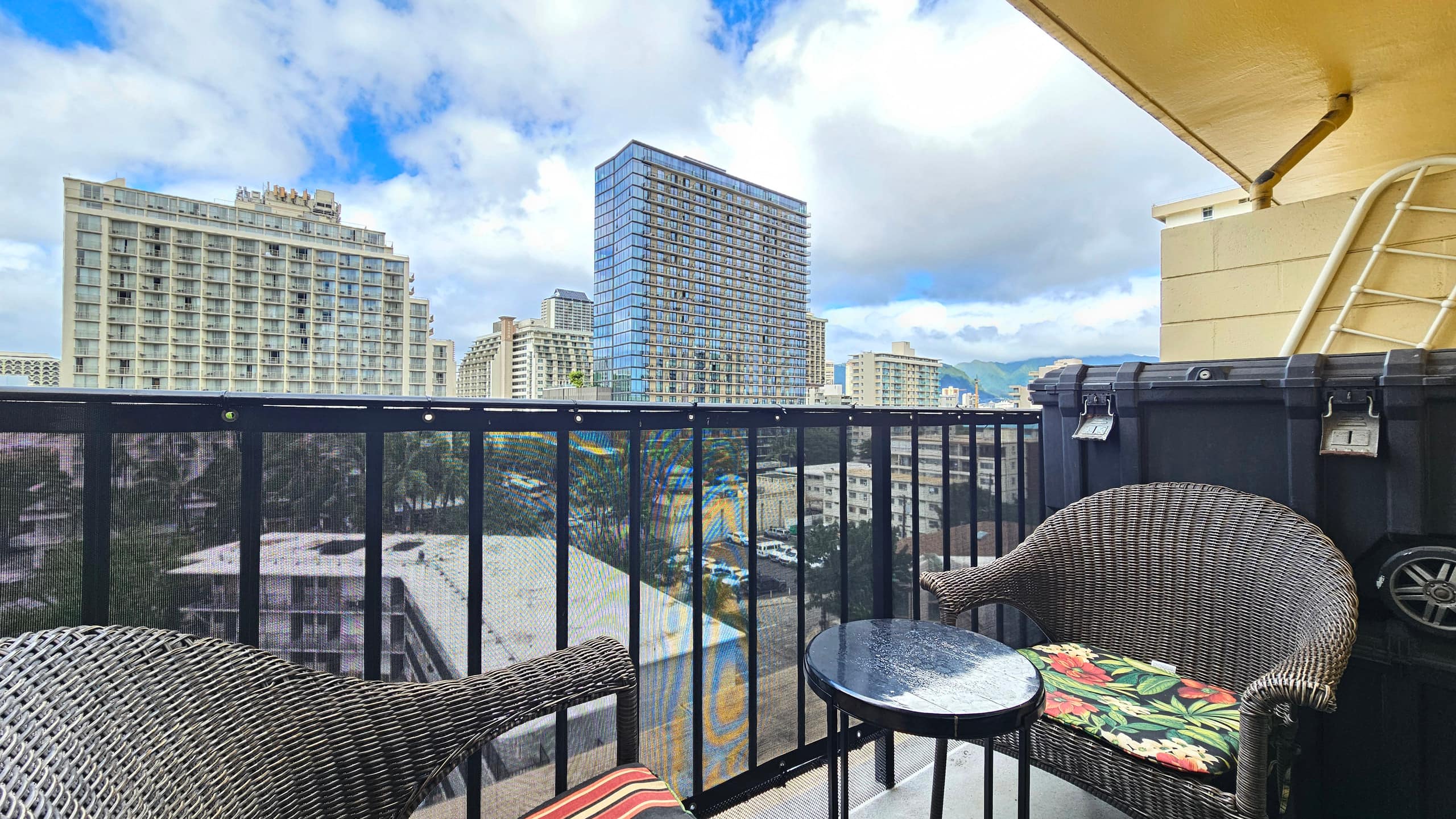 Honolulu Beach Studio | 3 Lanais | Sleeps 3 | Pool - Image 11