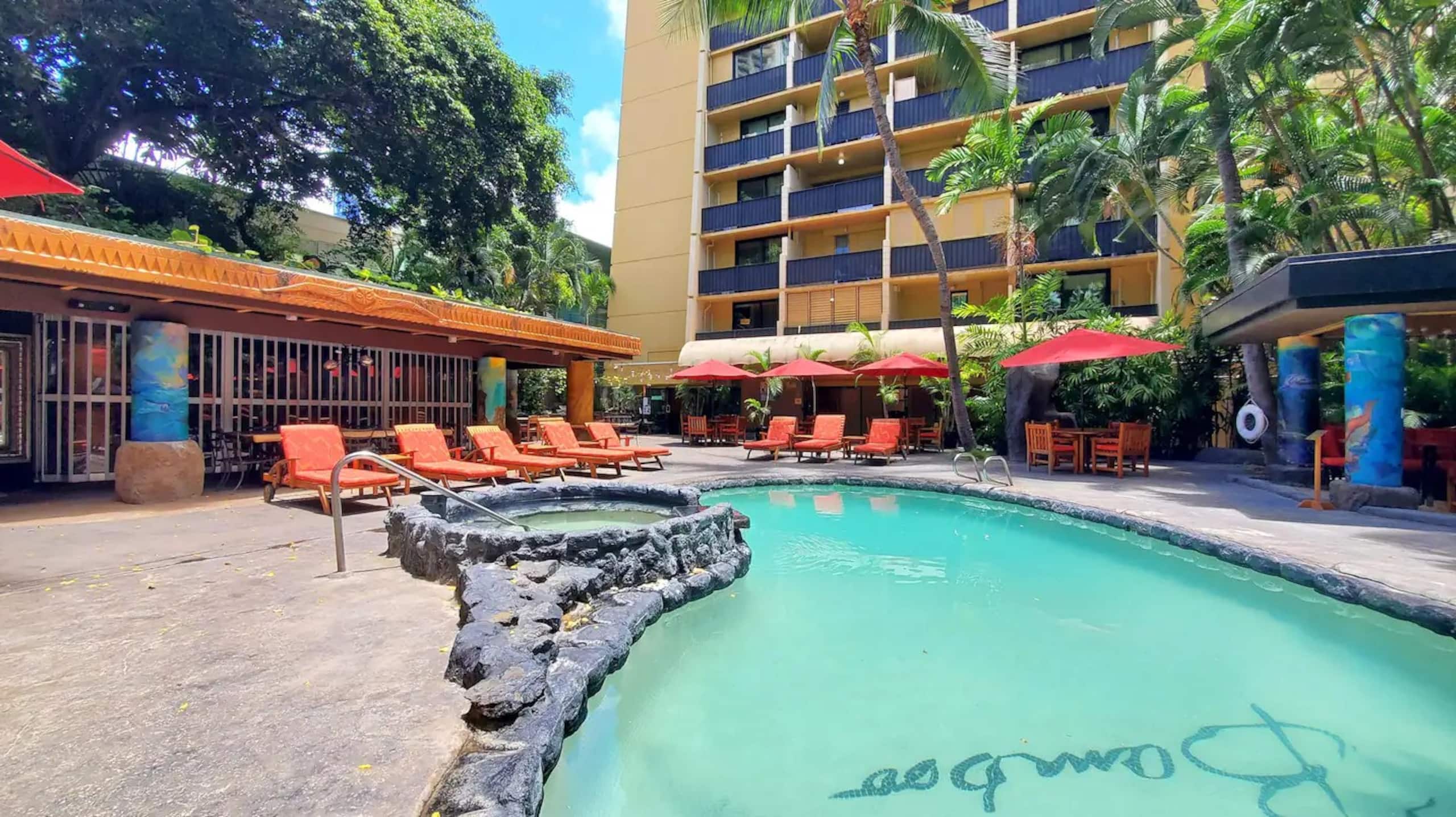 Honolulu Beach Studio | 3 Lanais | Sleeps 3 | Pool - Image 34