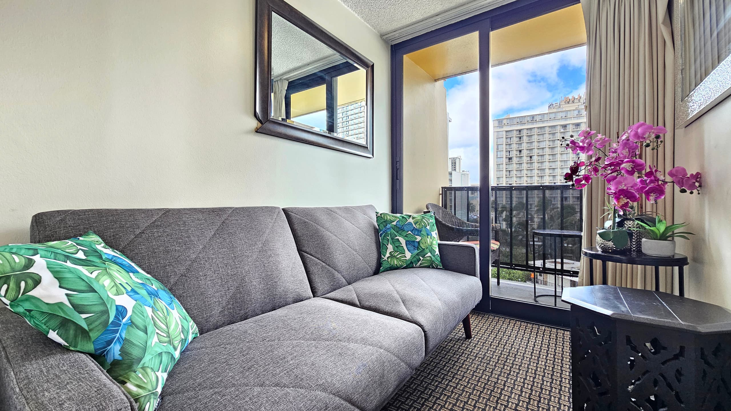 Honolulu Beach Studio | 3 Lanais | Sleeps 3 | Pool - Image 2