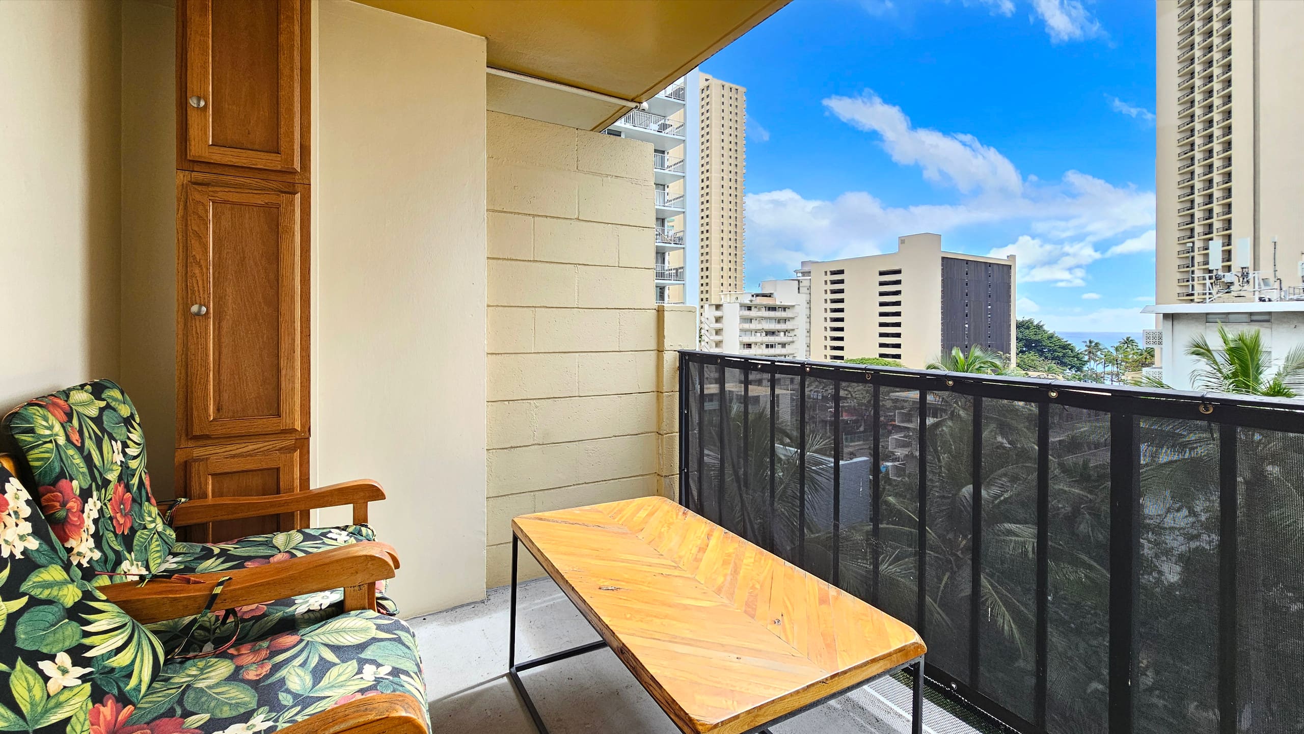 Honolulu Beach Studio | 3 Lanais | Sleeps 3 | Pool - Image 17