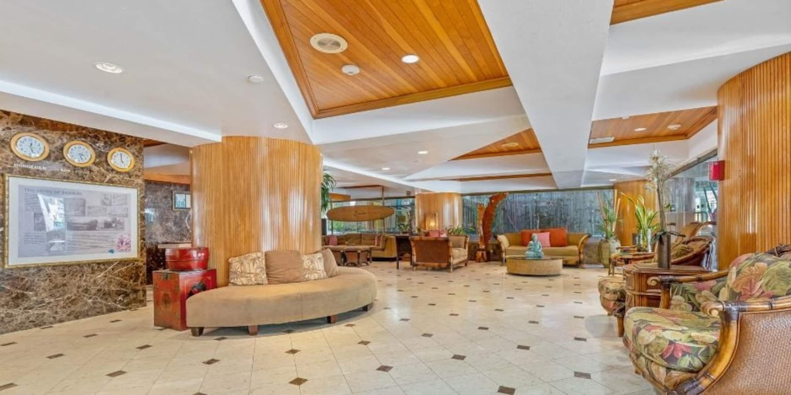 Honolulu Beach Studio | 3 Lanais | Sleeps 3 | Pool - Image 29
