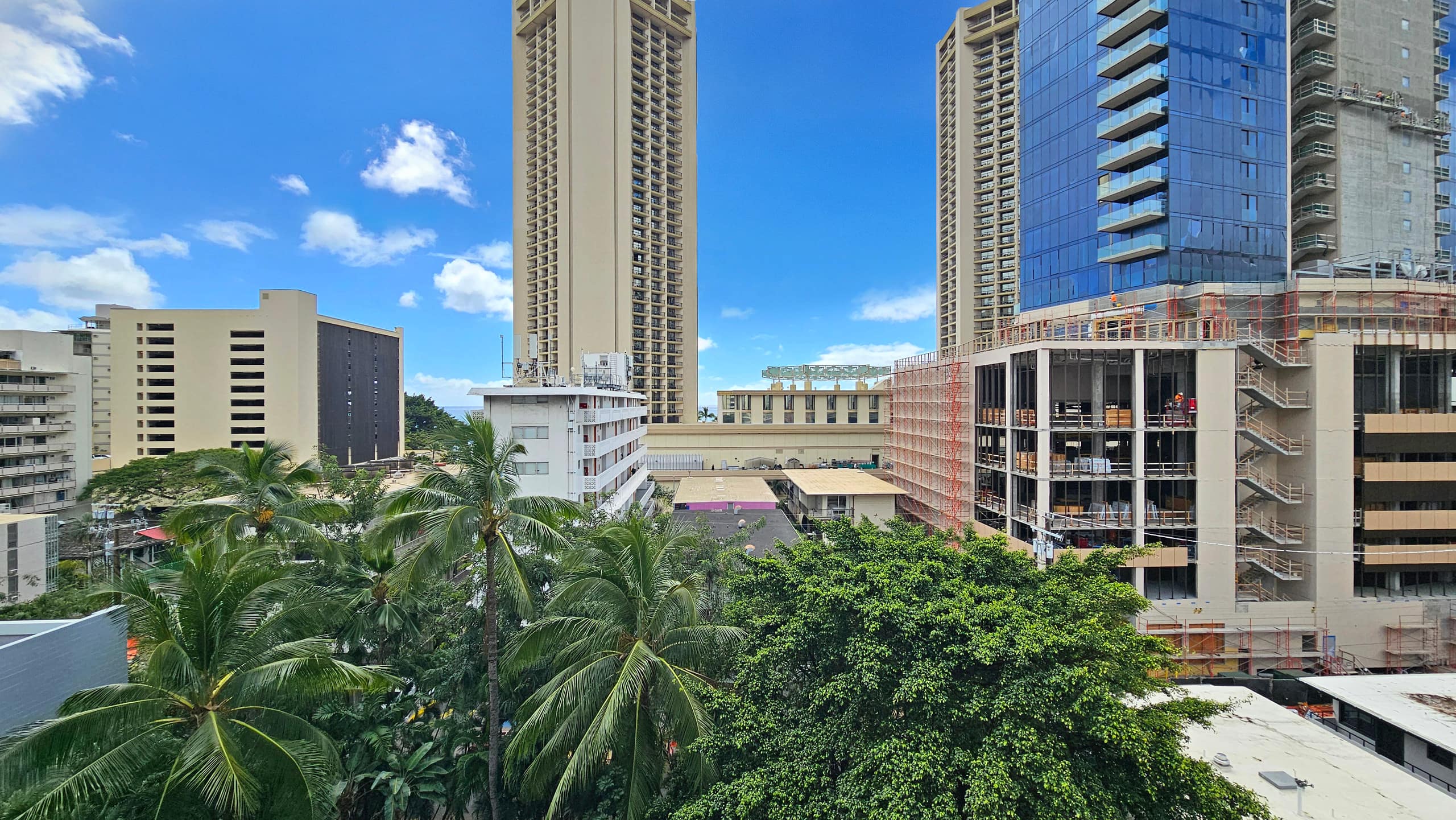 Honolulu Beach Studio | 3 Lanais | Sleeps 3 | Pool - Image 16