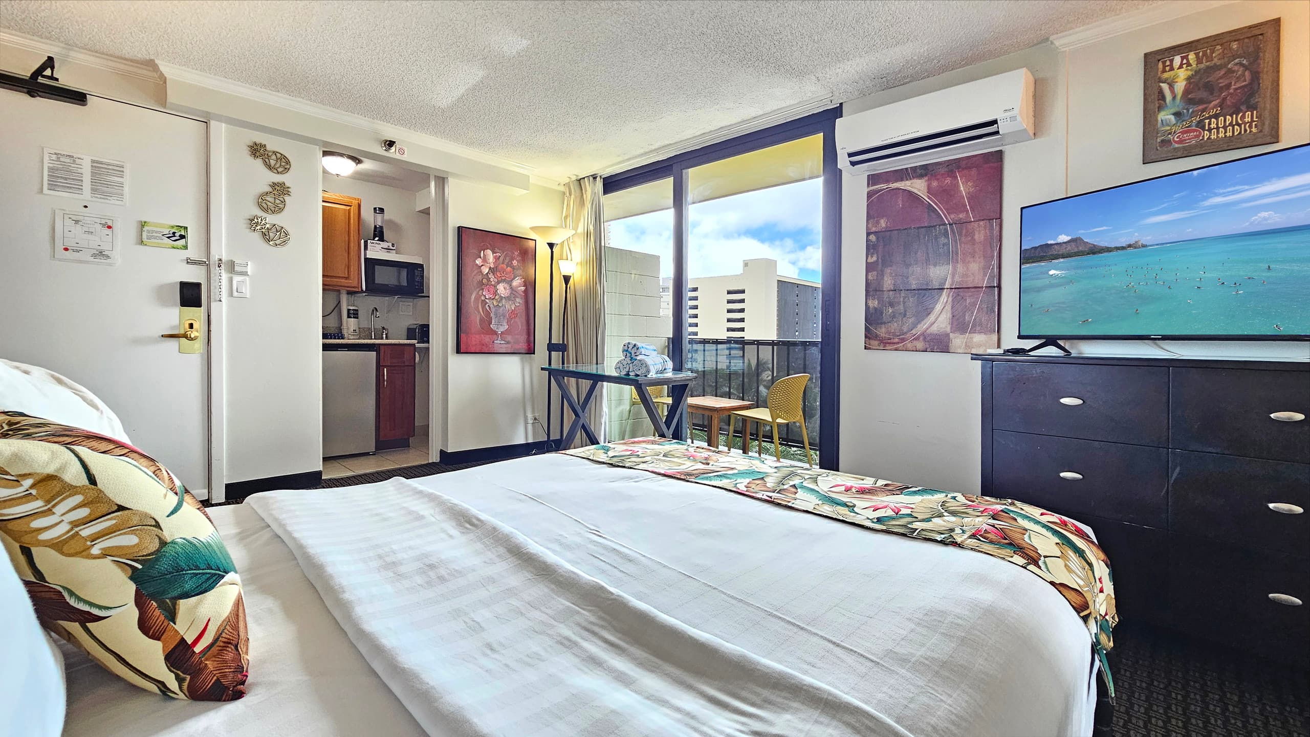 Honolulu Beach Studio | 3 Lanais | Sleeps 3 | Pool - Image 36