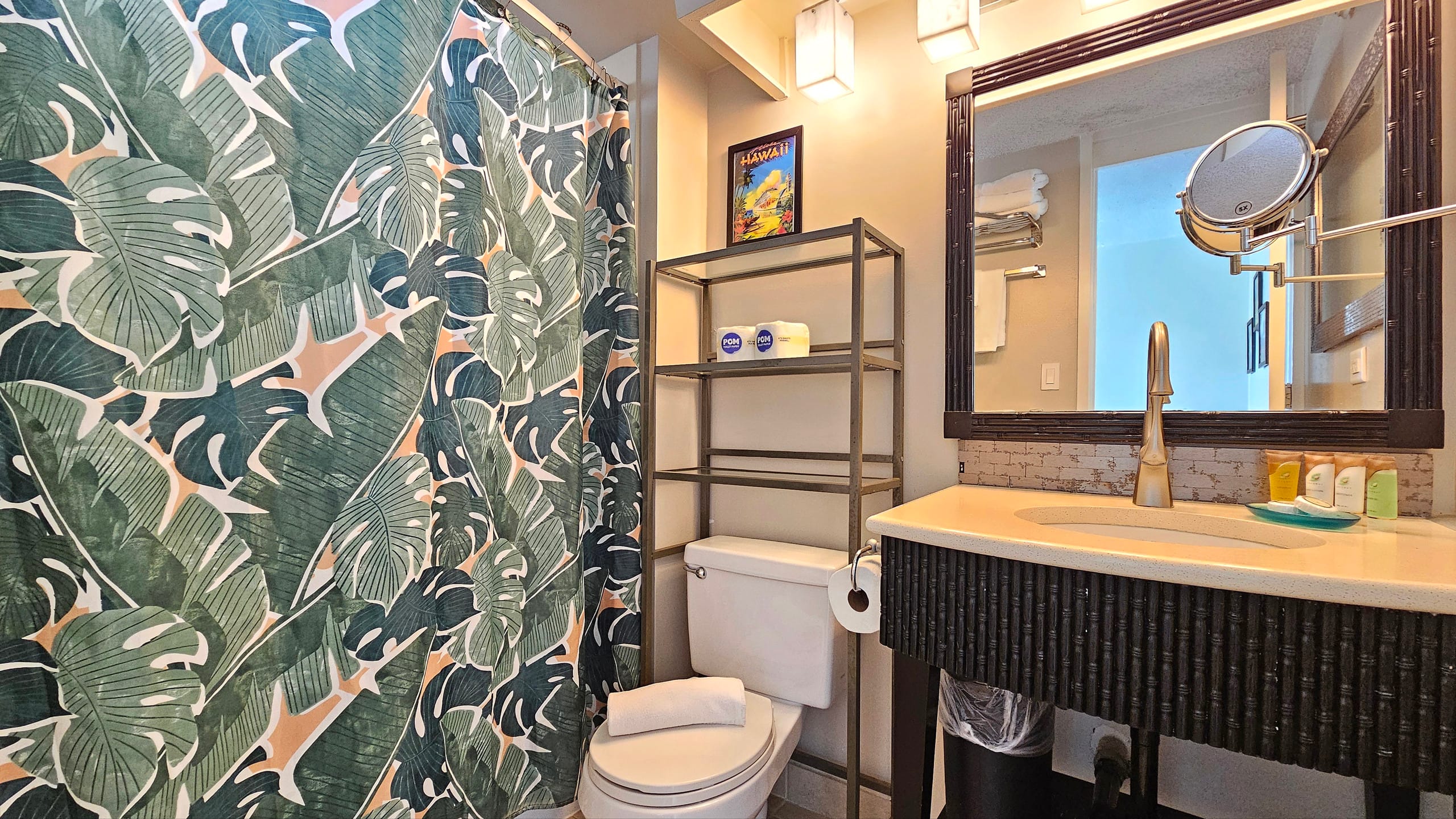 Honolulu Beach Studio | 3 Lanais | Sleeps 3 | Pool - Image 10