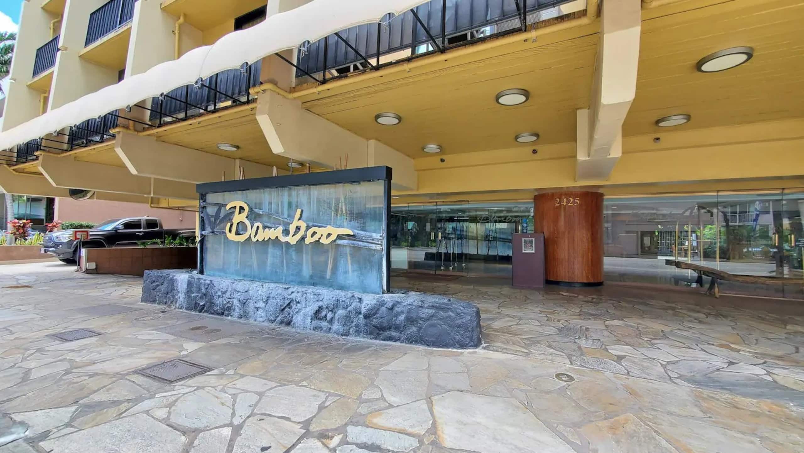 Honolulu Beach Studio | 3 Lanais | Sleeps 3 | Pool - Image 27