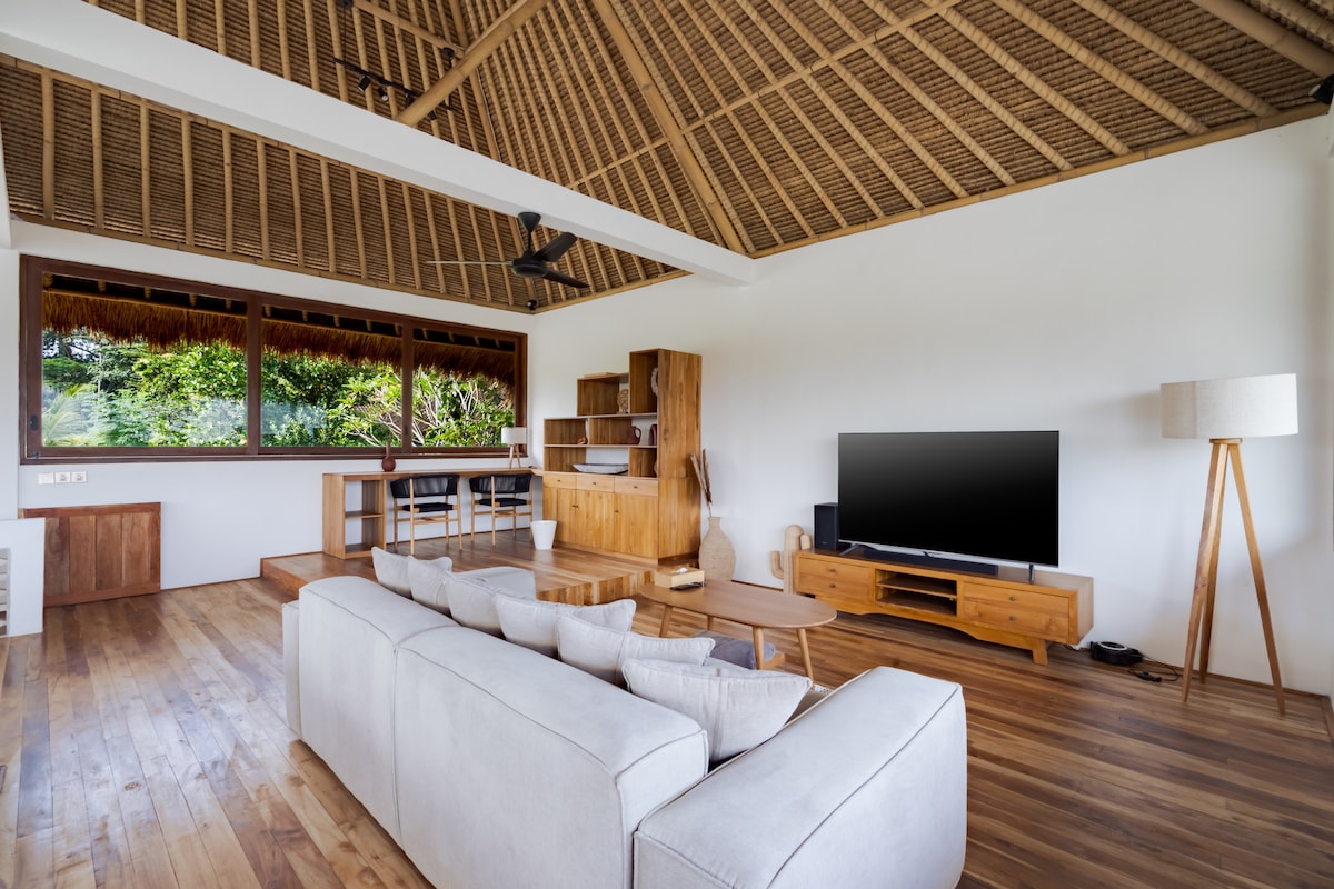 Villa in Ubud · 2 bedrooms · 3 beds · 2 private baths, comparable Airbnb