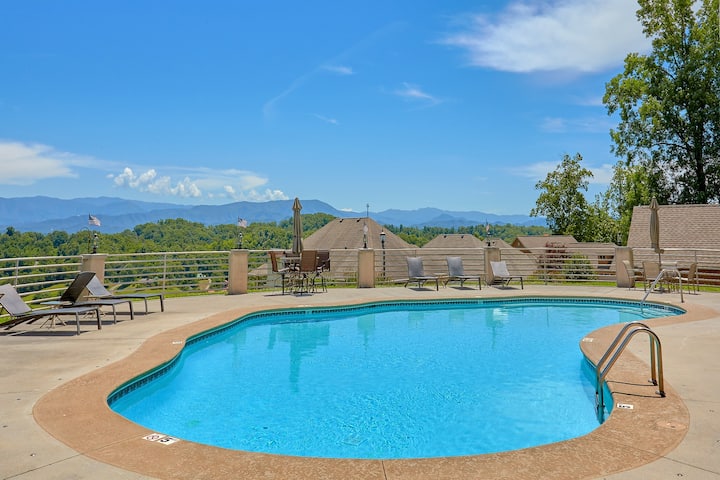 "Bear Necessities" 4 Bedroom Vacation Home - Sevierville, TN