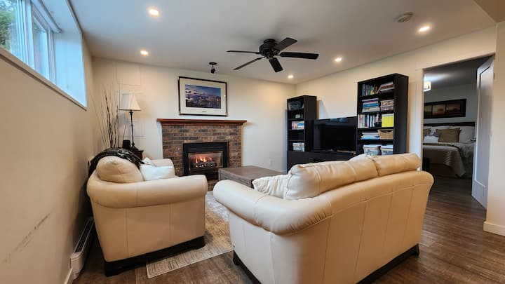 Bright 1br Swiss Suite W/ Full Kitchen & Fireplace - North Vancouver