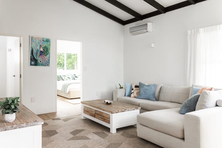 Fully Renovated 2-bedroom Cottage At Makora Manor - Waikanae