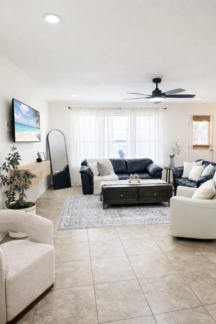 Spacious Home | Large Backyard | Family Friendly - Laredo, TX