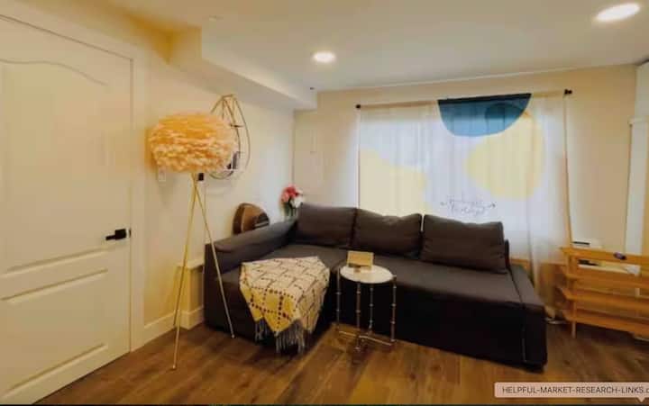 Private Garden Suite W/ Separate Entrance West Van - West Vancouver