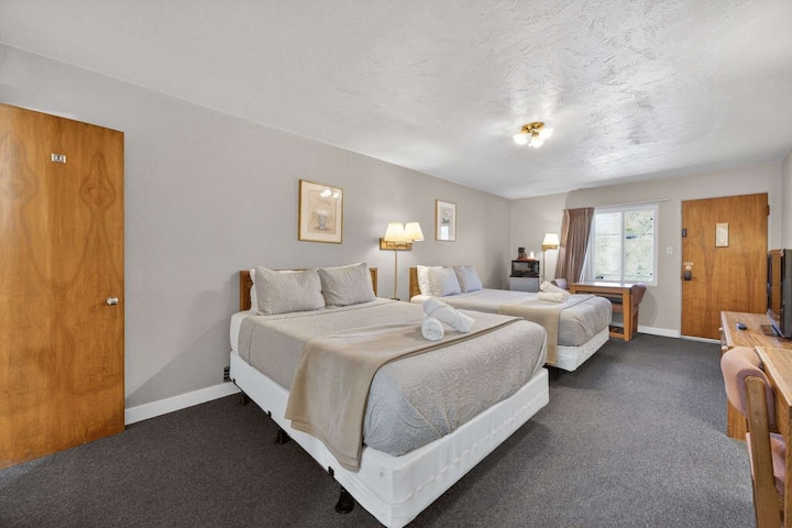 Eagle Motel - Room 105 - Manitou Springs, CO
