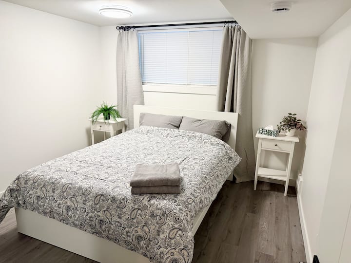 Inner City Private 2br + 2br Basement Free Parking - Canada