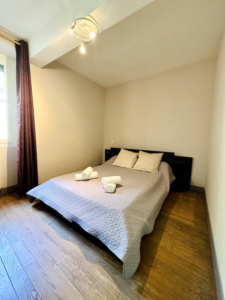 Cama doble cómoda, ideal para noches de descanso en un entorno tranquilo y agradable.