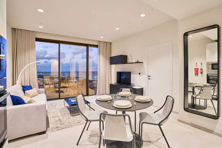 Skyline Central Apt W/ Rooftop Pool & Sea View - マルタ