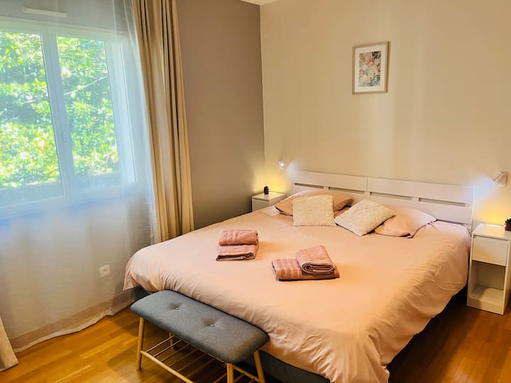 Hlavný apartmán s priestrannou manželskou posteľou, televízorom a kúpeľňou.