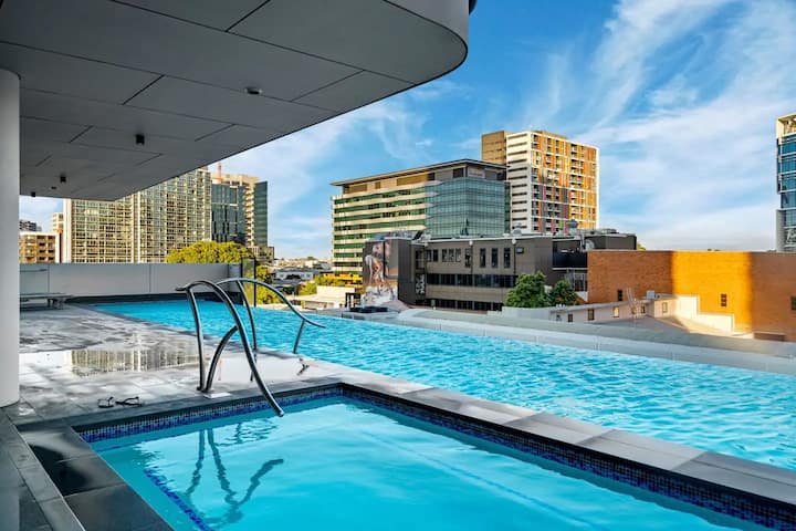 Luxury High-floor 1br Retreat With Balcony - Brisbane