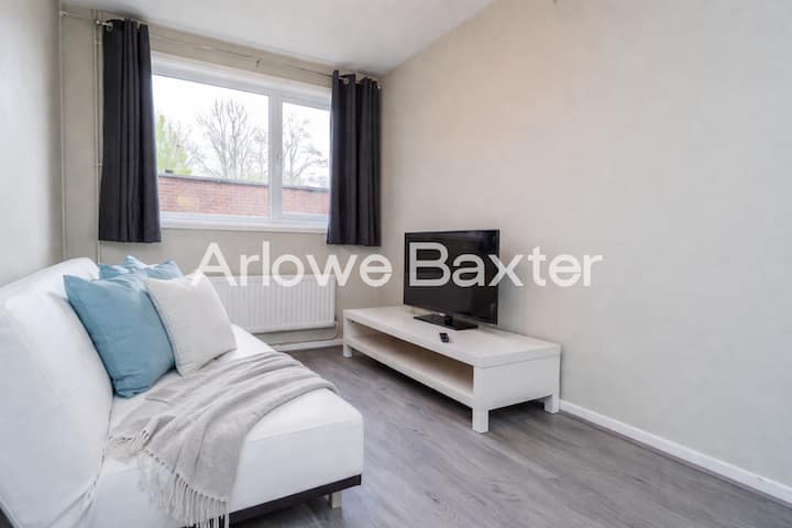 Bright 4-bed Home In Basingstoke - Basingstoke