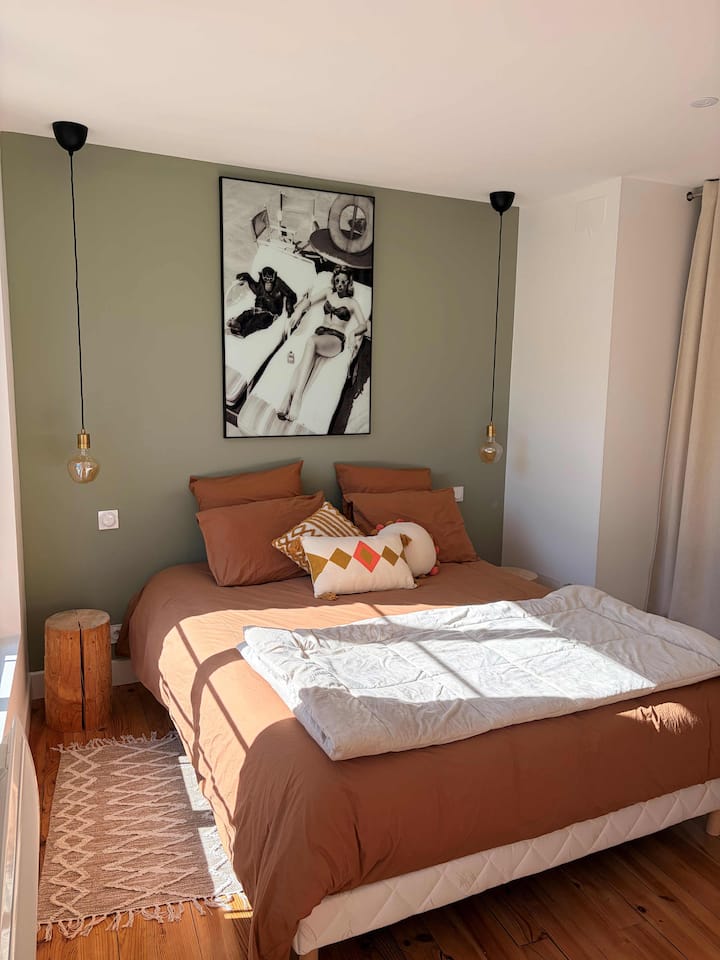 Repère de l'Ours, Spacious Renovated 2-Bedroom Apartment in the