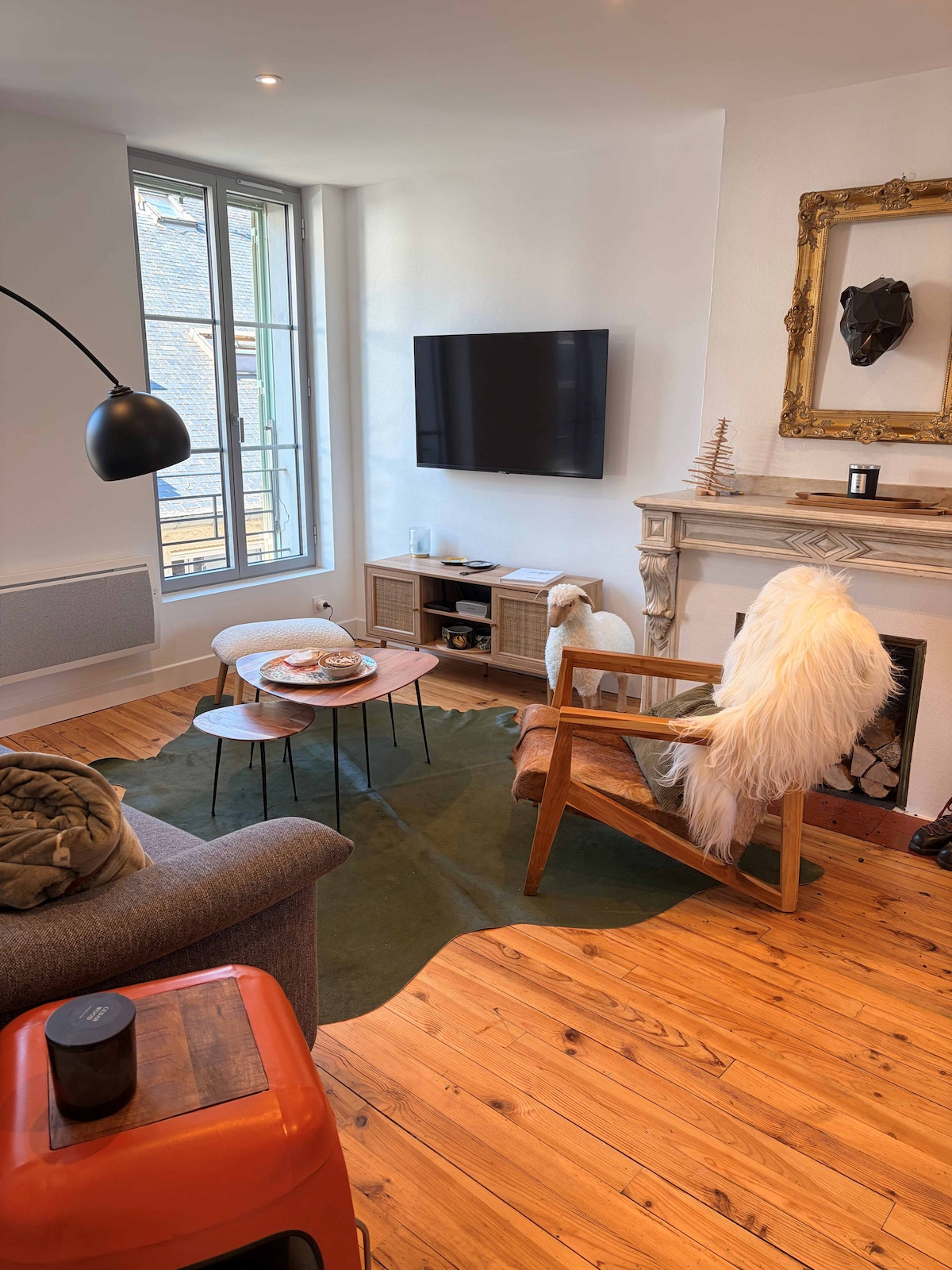 Repère de l'Ours, Spacious Renovated 2-Bedroom Apartment in the