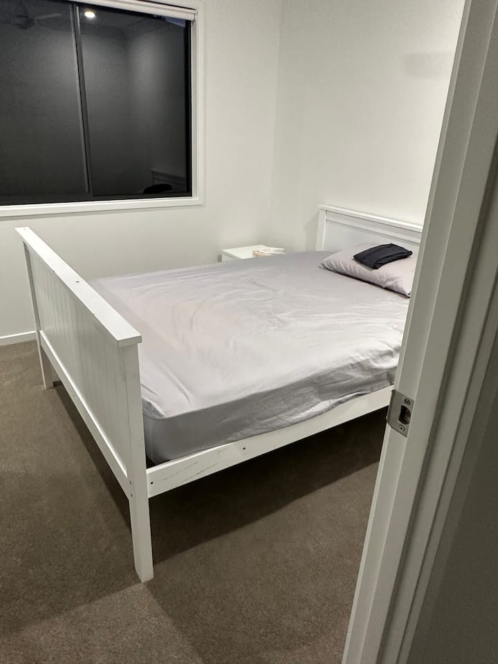 Private Bedroom With Queen Bed - Logan Village