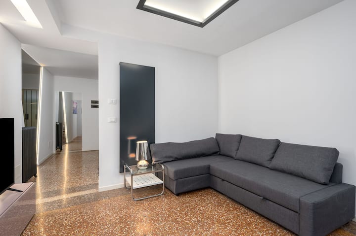 [The Two Towers] Design 2-bedroom Apartment - Bologna