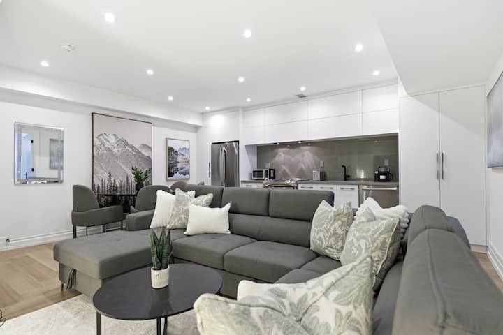 Lux Suite In Parkview Hills | King Bed | Parking - Toronto