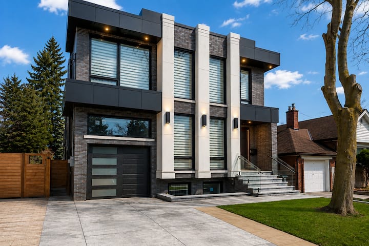 Lux Suite In Parkview Hills | King Bed | Parking - Toronto