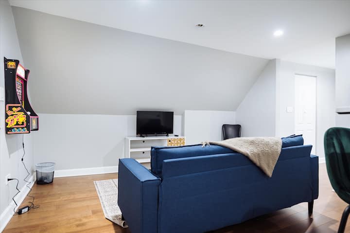 Great Area Logan Square Apt Games Pets - Sleeps 5 - Elmwood Park, IL